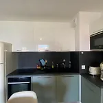 Cozy Renovated Behind Station Apartament