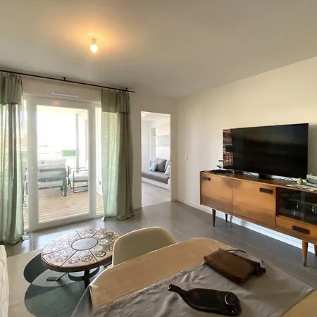 Apartment Cozy Renovated Behind Station *