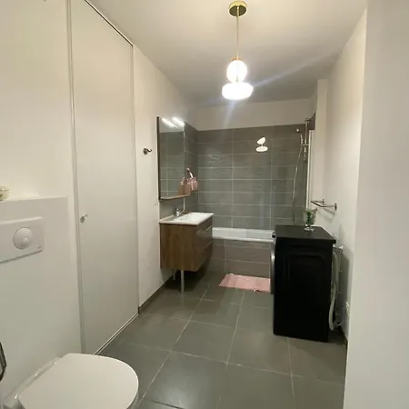 شقة Cozy Renovated Behind Station