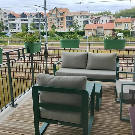 Cozy Renovated Behind Station *