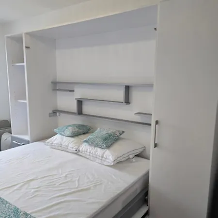 Cozy Renovated Behind Station Apartment