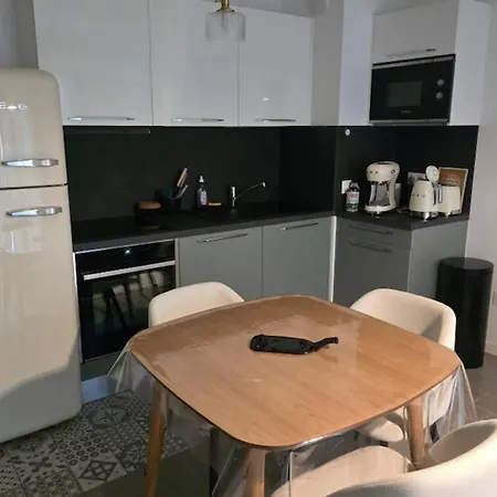 Cozy Renovated Behind Station Appartement *