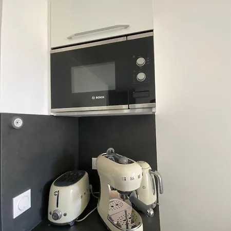 Cozy Renovated Behind Station Apartament