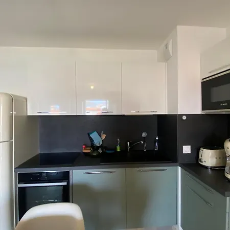 Cozy Renovated Behind Station Appartement