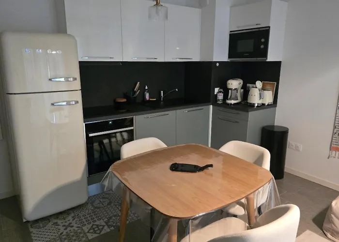 Cozy Renovated Behind Station Appartement *