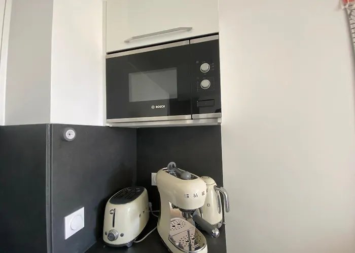 Cozy Renovated Behind Station Appartement