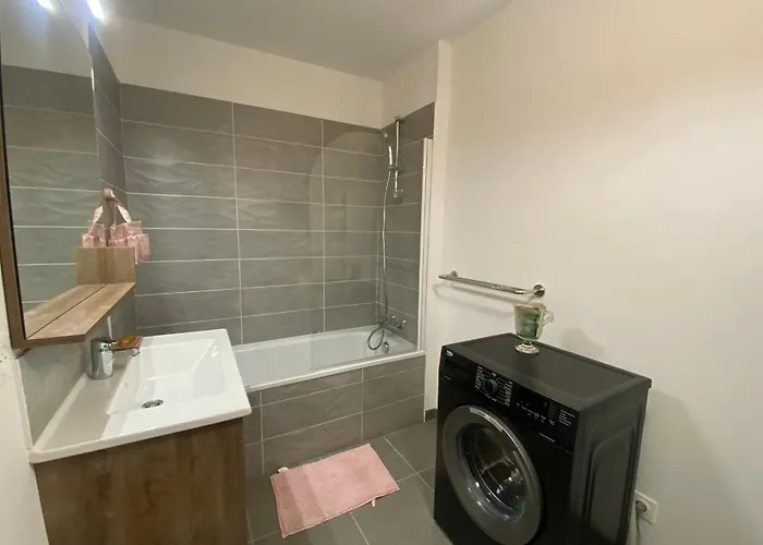 Appartement Cozy Renovated Behind Station
