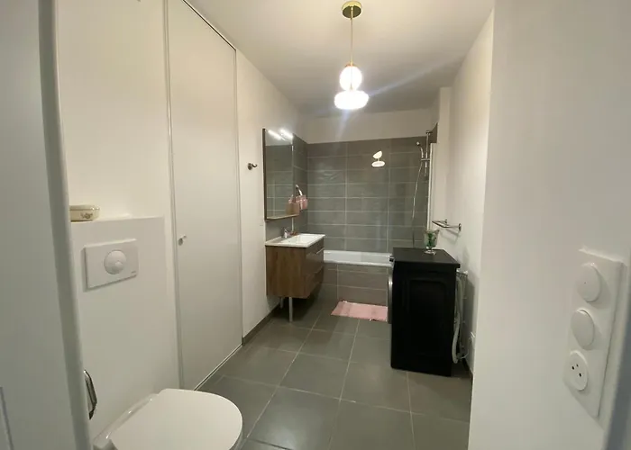 Cozy Renovated Behind Station *