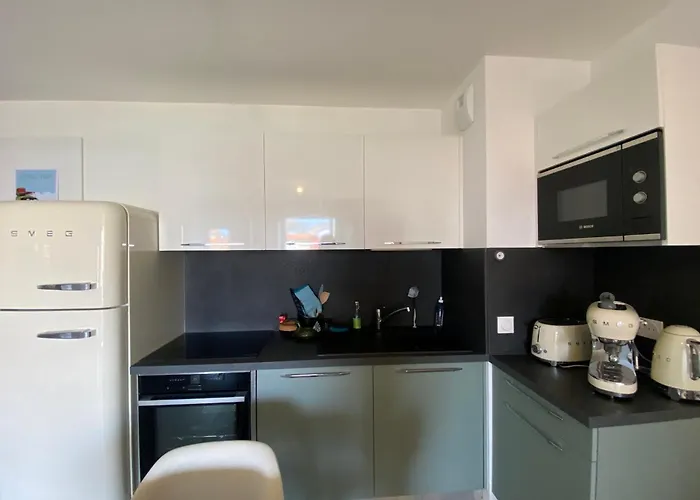 Cozy Renovated Behind Station Appartement
